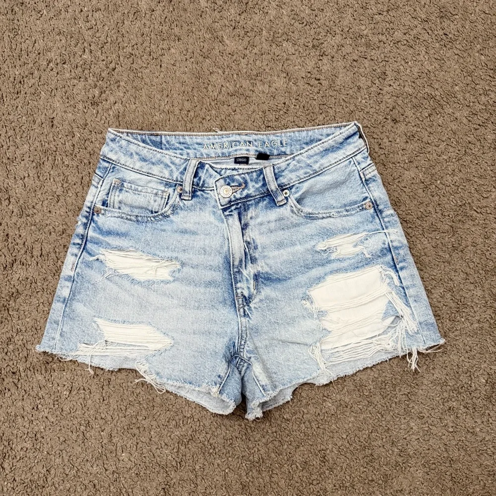 American Eagle High Rise Strigid Distressed Denim Mom Short Faded Light Size 2 - Picture 4 of 7